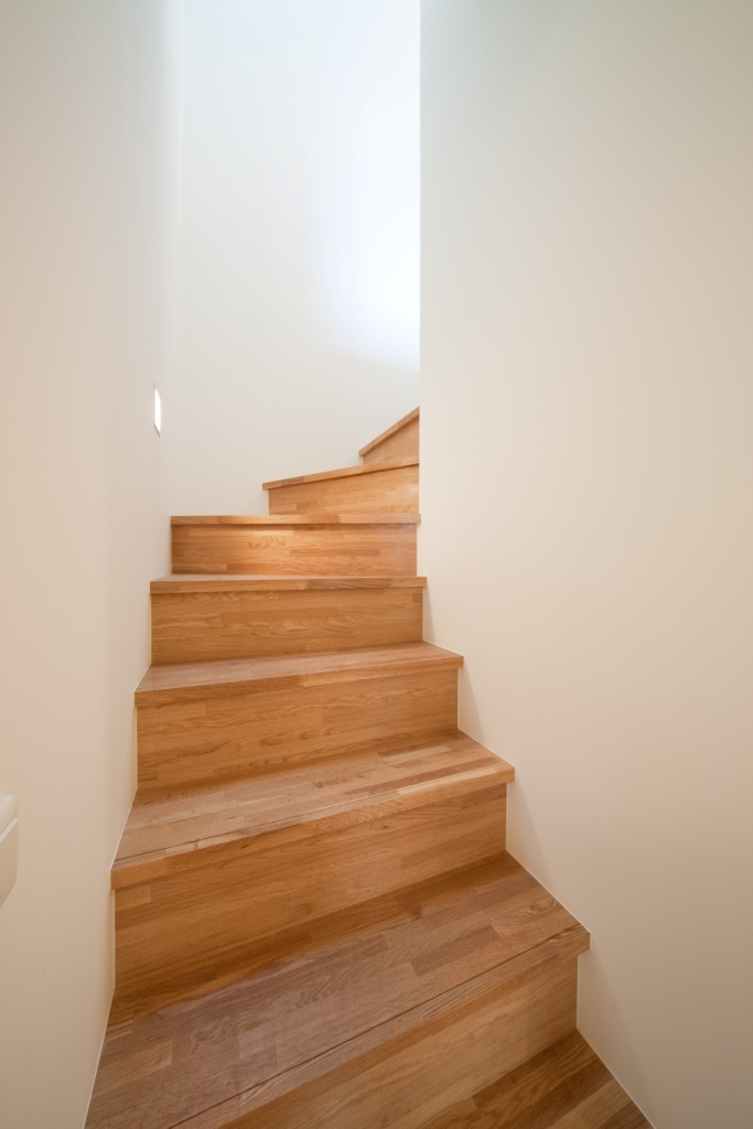ブログ2022.9　知っておきたい階段の種類と形　木製階段(箱形階段)