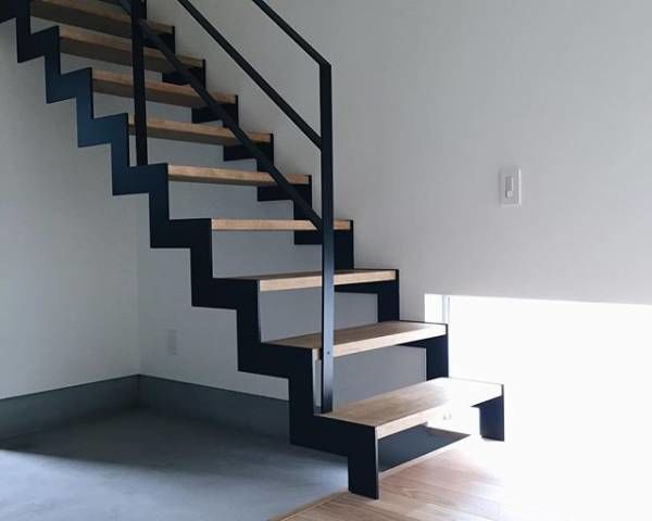 ブログ2022.9　知っておきたい階段の種類と形　鉄骨階段